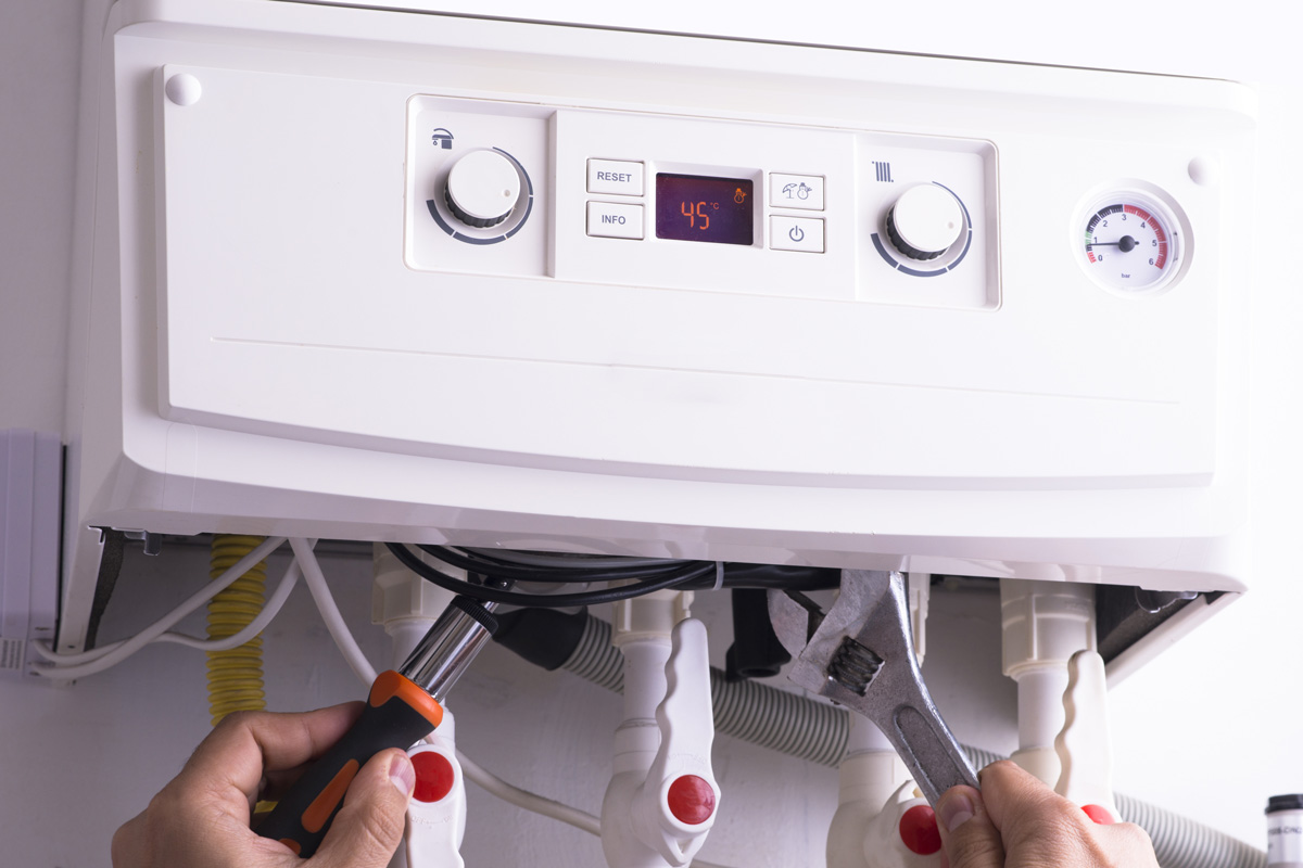 Tecnico Termoimpianti Faccioli esegue la manutenzione autunnale di una caldaia a Como